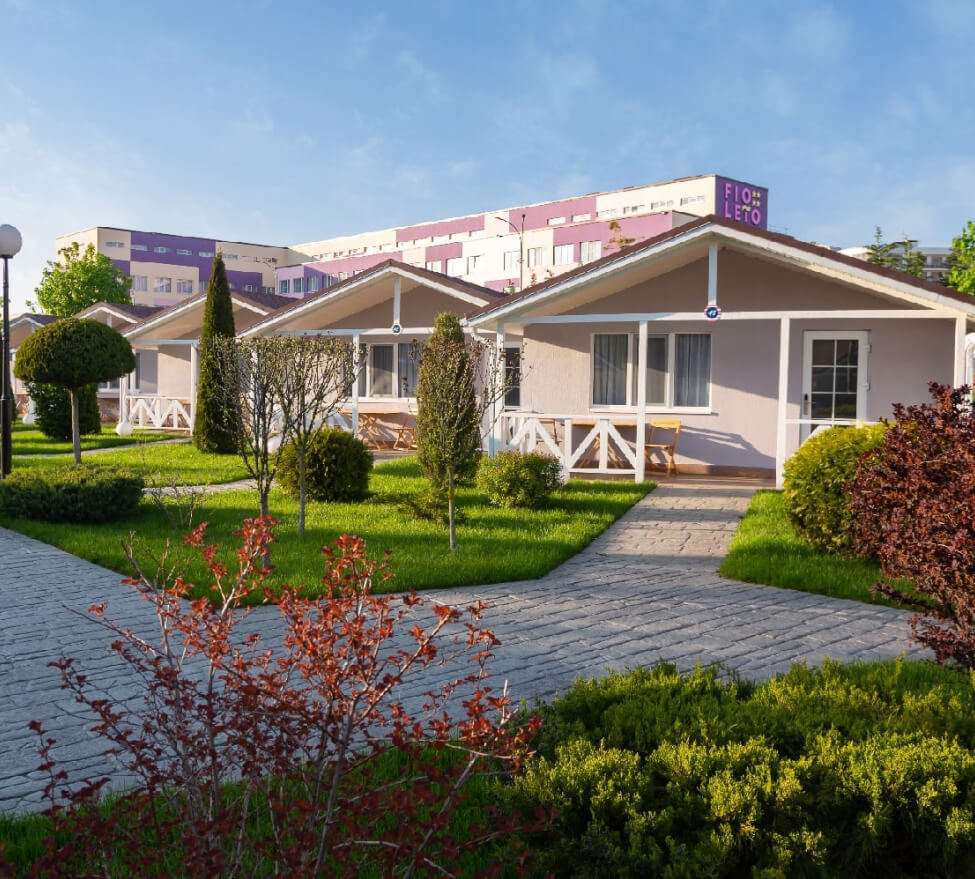 What is the difference between a vacation in a hotel building and a vacation in a bungalow house?